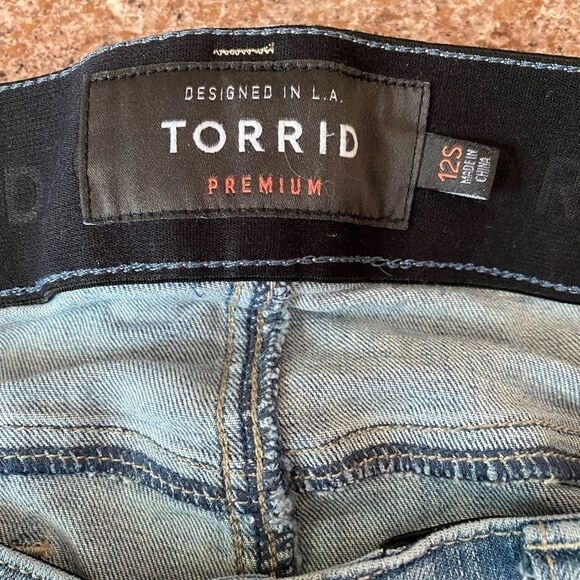TORRID BOMBSHELL SKINNY JEANS- PREMIUM STRETCH‎ LIGHT WASH - Picture 3 of 7